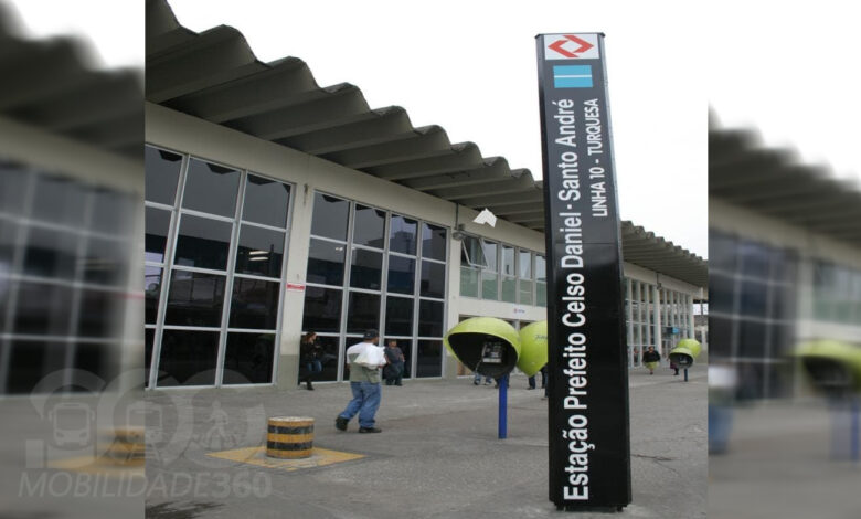 Fachada da Estação Santo André, que receberá obras de acessibilidade da CPTM, com totem de identificação da Linha 10-Turquesa.