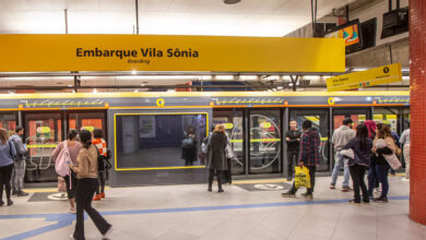 Passageiros na Estação Vila Sônia, local da ação afirmativa no Metrô SP para a contratação de novas agentes de segurança.