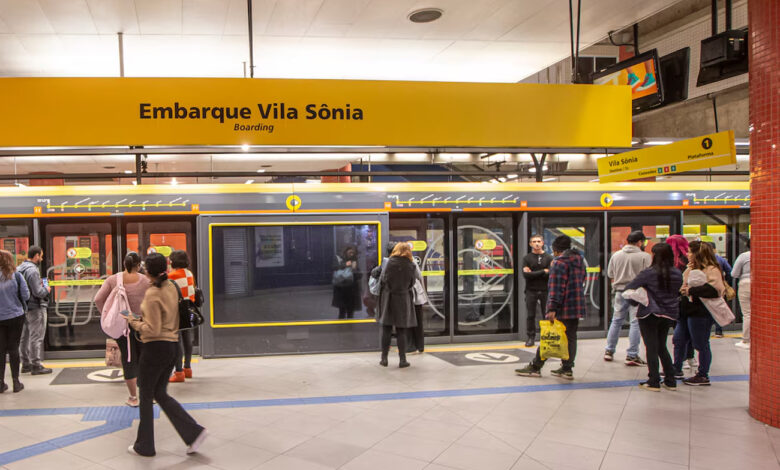 Passageiros na Estação Vila Sônia, local da ação afirmativa no Metrô SP para a contratação de novas agentes de segurança.