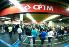 Estação da CPTM com passageiros, destacando o processo seletivo de estágio aberto hoje, 16 de setembro de 2025.