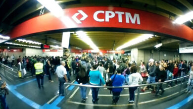Estação da CPTM com passageiros, destacando o processo seletivo de estágio aberto hoje, 16 de setembro de 2025.