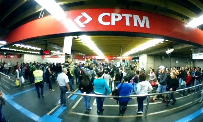 Estação da CPTM com passageiros, destacando o processo seletivo de estágio aberto hoje, 16 de setembro de 2025.
