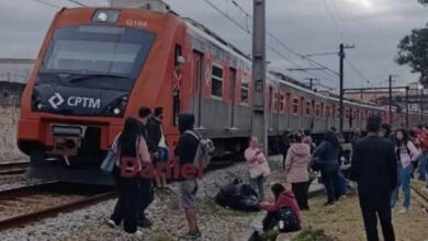 Passageiros caminham ao lado dos trilhos após falha na rede aérea na Linha 12-Safira da CPTM.