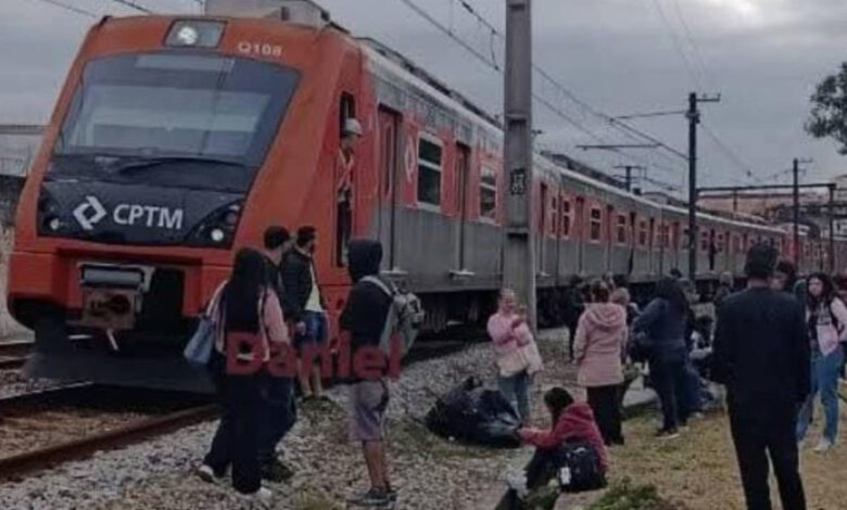 Passageiros caminham ao lado dos trilhos após falha na rede aérea na Linha 12-Safira da CPTM.
