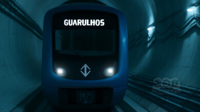 Trem do Metrô de São Paulo com destino a Guarulhos, representando a Linha 19-Celeste.