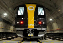 Trem da Linha 4-Amarela visto de frente em túnel, com luzes acesas, durante operação restrita após descarrilamento.