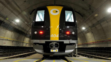 Trem da Linha 4-Amarela visto de frente em túnel, com luzes acesas, durante operação restrita após descarrilamento.