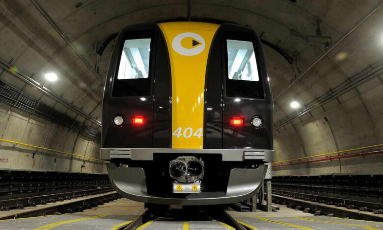 Trem da Linha 4-Amarela visto de frente em túnel, com luzes acesas, durante operação restrita após descarrilamento.