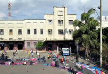 Estação Brás da CPTM com trabalhadores ambulantes e barracas, onde será criado memorial em homenagem a Ngagne Mbaye.