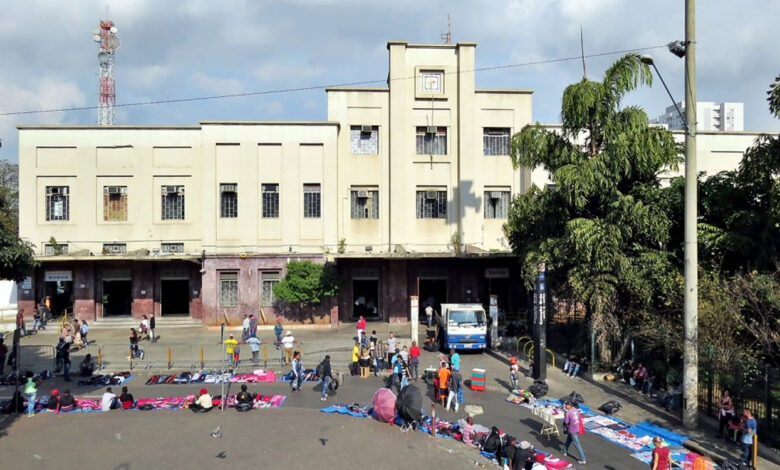 Estação Brás da CPTM com trabalhadores ambulantes e barracas, onde será criado memorial em homenagem a Ngagne Mbaye.