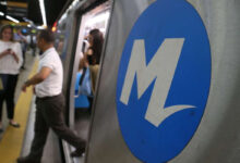 Passageiros embarcando em trem do MetrôRio vagas abertas para operador de estação