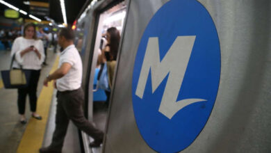 Passageiros embarcando em trem do MetrôRio vagas abertas para operador de estação