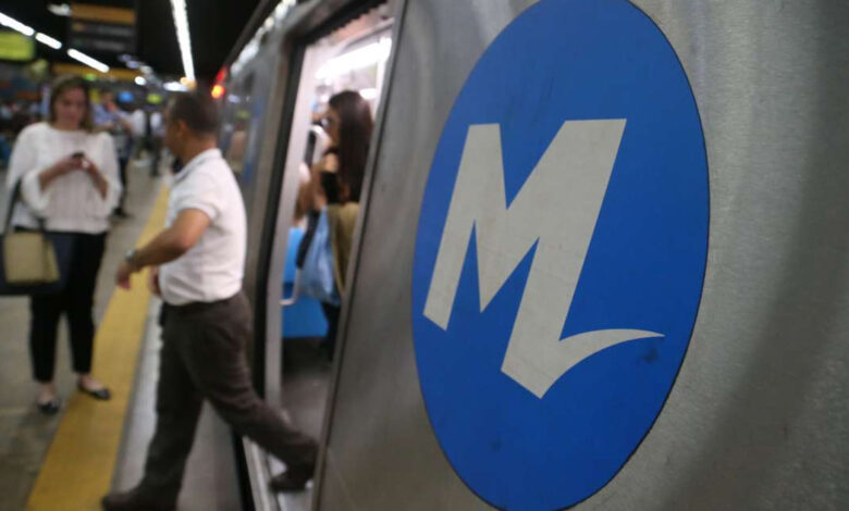 Passageiros embarcando em trem do MetrôRio vagas abertas para operador de estação