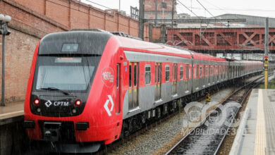 Trem da CPTM na Linha 7-Rubi sob chuva. A mobilidade urbana é afetada por problemas técnicos e alagamentos.
