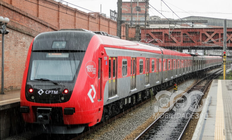 Trem da CPTM na Linha 7-Rubi sob chuva. A mobilidade urbana é afetada por problemas técnicos e alagamentos.