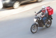 Motoboy em moto de entregas recebe multas em SP por placa clonada