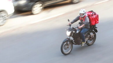 Motoboy em moto de entregas recebe multas em SP por placa clonada