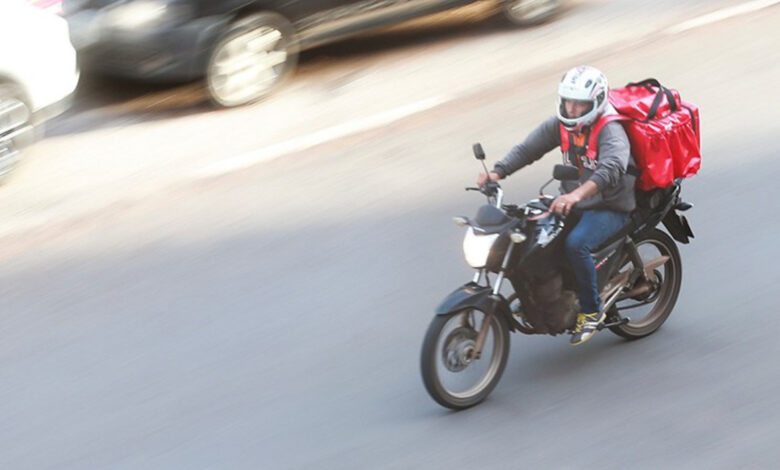 Motoboy em moto de entregas recebe multas em SP por placa clonada
