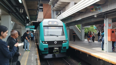 Trem da ViaMobilidade na plataforma com passageiros aguardando, cena comum durante as mudanças nos trens das linhas 8 e 9 em São Paulo.