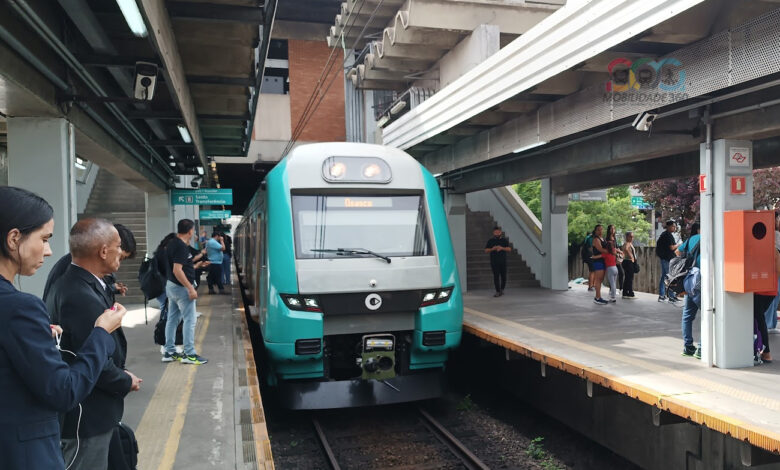 Trem da ViaMobilidade na plataforma com passageiros aguardando, cena comum durante as mudanças nos trens das linhas 8 e 9 em São Paulo.