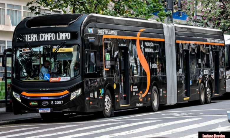 Ônibus elétrico articulado preto com detalhes laranja, simulando cores de ônibus São Paulo para o Term. Campo Limpo.