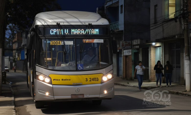 Ônibus da linha 3004-10 (Jd. São Martinho / CPTM Vl. Mara / Itaim) circulando à noite, com passageiros na rua.