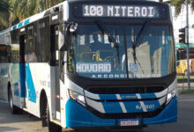 tarifa de ônibus São Gonçalo: ônibus urbano azul e branco em via pública, letreiro 100 Niterói, acesso a cadeirantes