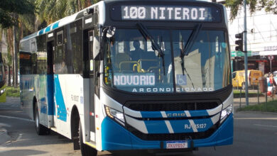 tarifa de ônibus São Gonçalo: ônibus urbano azul e branco em via pública, letreiro 100 Niterói, acesso a cadeirantes
