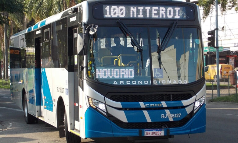 tarifa de ônibus São Gonçalo: ônibus urbano azul e branco em via pública, letreiro 100 Niterói, acesso a cadeirantes