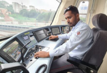 Operador de trem da ViaMobilidade em cabine moderna. Destaque para curso gratuito operador de trem ViaMobilidade.