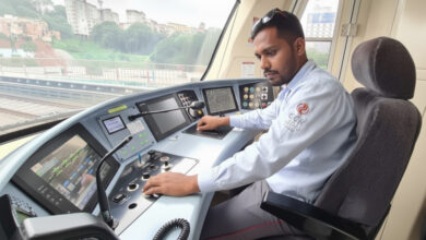 Operador de trem da ViaMobilidade em cabine moderna. Destaque para curso gratuito operador de trem ViaMobilidade.