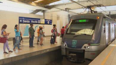 Passageiros aguardam o metrô da CBTU na estação, com destino a Recife.