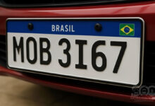Close-up de placa Mercosul em carro vermelho. Detalhe importante para o licenciamento SP placa final 7 e 8 que vence em outubro.