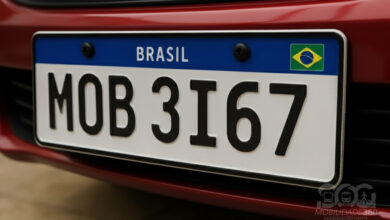 Close-up de placa Mercosul em carro vermelho. Detalhe importante para o licenciamento SP placa final 7 e 8 que vence em outubro.