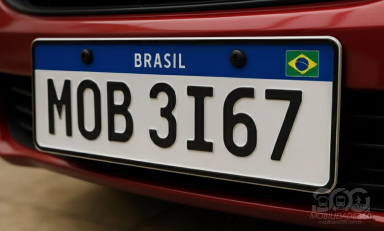 Close-up de placa Mercosul em carro vermelho. Detalhe importante para o licenciamento SP placa final 7 e 8 que vence em outubro.