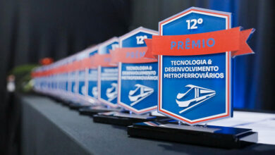 Prêmios do 12º Prêmio de Tecnologia & Desenvolvimento Metroferroviários, com troféus expostos durante a 31ª Semana de Tecnologia Metroferroviária.