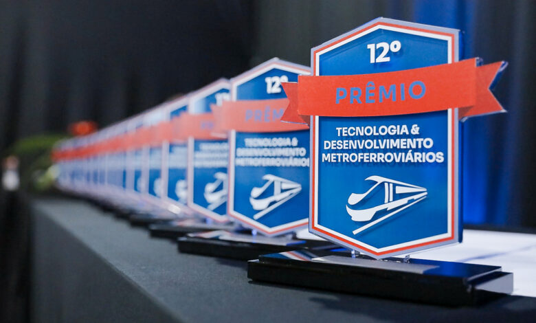 Prêmios do 12º Prêmio de Tecnologia & Desenvolvimento Metroferroviários, com troféus expostos durante a 31ª Semana de Tecnologia Metroferroviária.