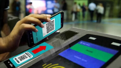 Passageiro utilizando QR Code para acessar a estação de metrô.