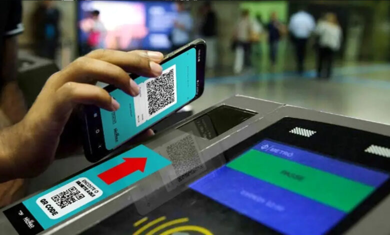 Passageiro utilizando QR Code para acessar a estação de metrô.