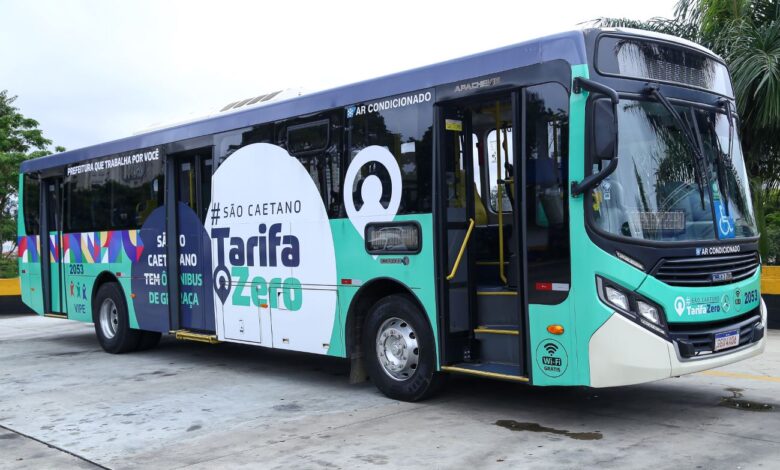 Ônibus de São Caetano do Sul com a marca 'Tarifa Zero', implementando transporte público gratuito.