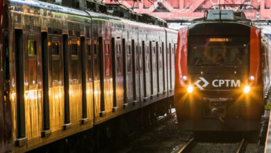 Imagem de trens da CPTM operando no sistema 24h, com foco no transporte público durante o The Town 2025.