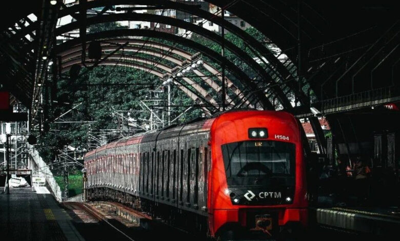 Trem da CPTM na estação, com iluminação e estrutura metálica visíveis.