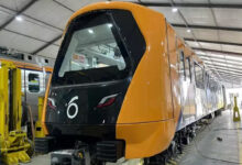 Trem da Linha 6-Laranja do Metrô de São Paulo sendo montado, um projeto que cria novas oportunidades de trabalho e transforma a mobilidade urbana.