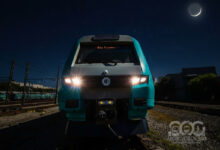 Trem da Linha 9-Esmeralda iluminado sob a lua, à noite, simbolizando o período de manutenção.