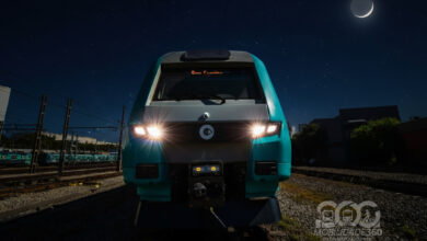 Trem da Linha 9-Esmeralda iluminado sob a lua, à noite, simbolizando o período de manutenção.