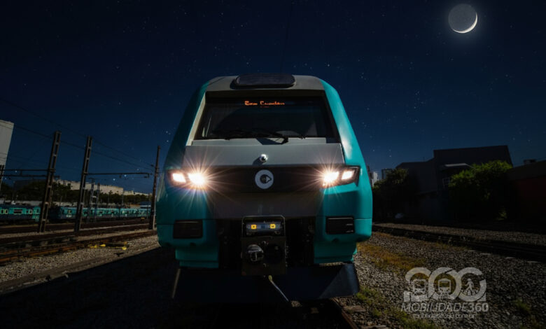 Trem da Linha 9-Esmeralda iluminado sob a lua, à noite, simbolizando o período de manutenção.