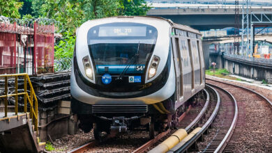 Trem prateado na plataforma da estação. A foto ilustra a matéria sobre a operação da Linha 2 do Metrô Rio neste fim de semana.