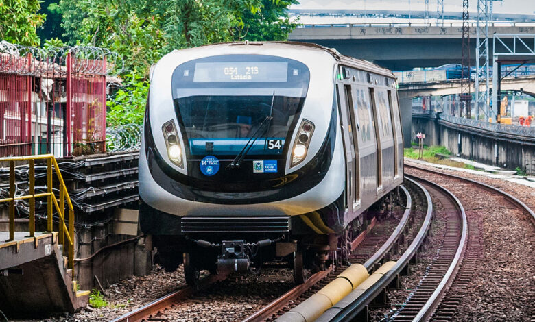 Trem prateado na plataforma da estação. A foto ilustra a matéria sobre a operação da Linha 2 do Metrô Rio neste fim de semana.