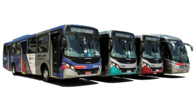Frota de ônibus da Auto Viação Urubupungá em operação em São Paulo. (93 caracteres)