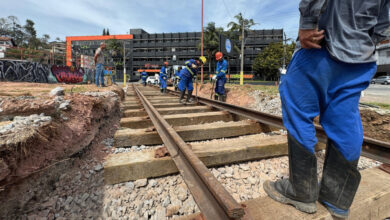 Equipe instala trilhos e dormentes em Ribeirão Pires para receber os vagões históricos da CPTM.